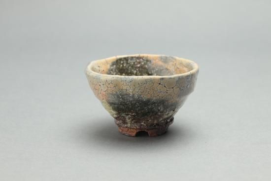 鬼萩ぐい呑(木箱付)F・黒田岳 - 暮らしを楽しむうつわ・作家 鬼萩ぐい呑(木箱付)F・黒田岳 - 暮らしを楽しむうつわ・作家
