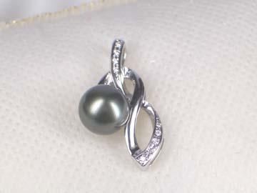 K18WGタヒチ黒蝶真珠ペンダントトップ10.5mmダイヤ9石（0.08ct） Y-p 
