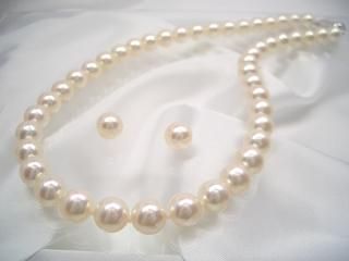 ≪アコヤクイーン≫アコヤ真珠ネックレスセット(イヤリング / ピアス)約8.5-9.0mm(鑑別書付)y-sn-212