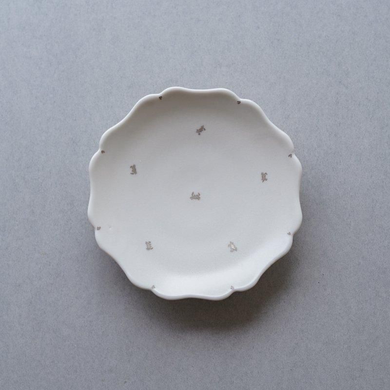 美品 焼物 陶芸 盛り皿 蟹 飾り皿 三点脚付き 立体的な蟹が印象