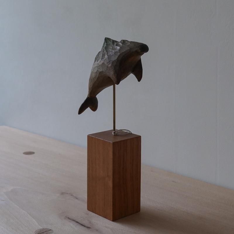 苔むす木工 イルカ 彫刻 木製台座付き 苔むす木工 イルカ 彫刻 木製台座付き