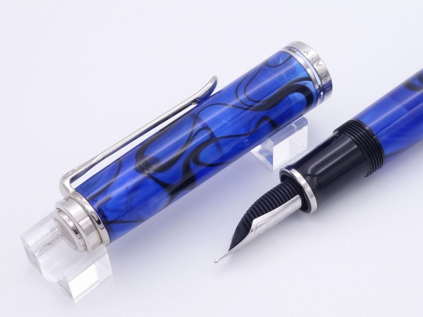Pelikan 万年筆セット 青と黒のグラデーション Pelikan 万年筆セット 青と黒のグラデーション