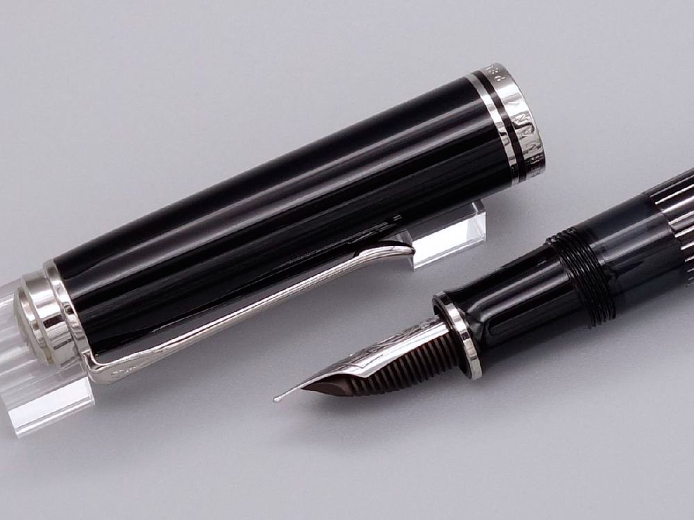 委託販売）（中古品）Pelikan（ペリカン）特別生産品 創業180周年モデル スーベレーン M815 メタルストライプ（万年筆）