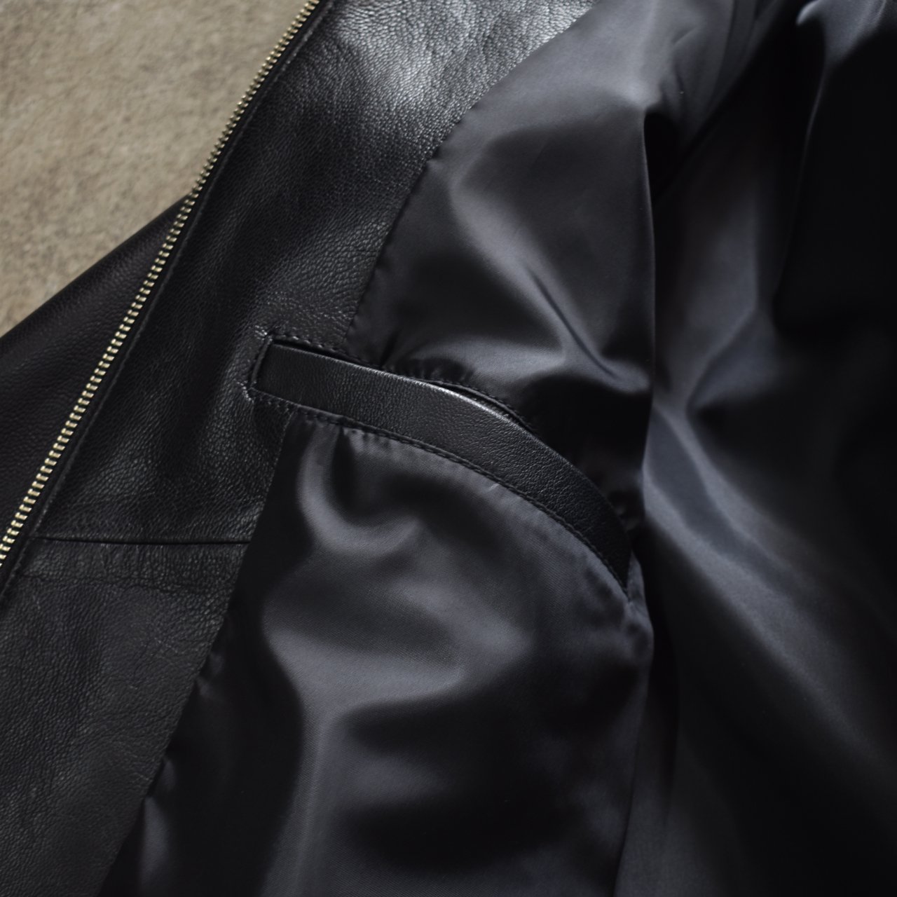 UNIVERSAL PRODUCTS. (ユニバーサルプロダクツ) 24SS/春夏
GOATLEATHER DRIZZLER JACKET BLACK