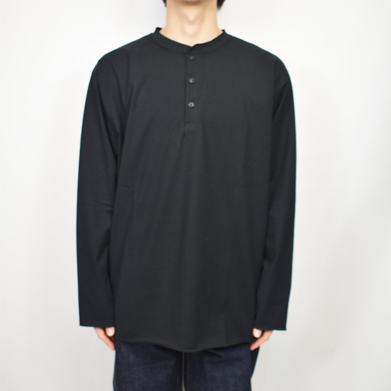 <img class='new_mark_img1' src='https://img.shop-pro.jp/img/new/icons5.gif' style='border:none;display:inline;margin:0px;padding:0px;width:auto;' />marka (ޡ)HENLEY NECK TEE BLACK -40/2 ORGANIC COTTON KNIT-