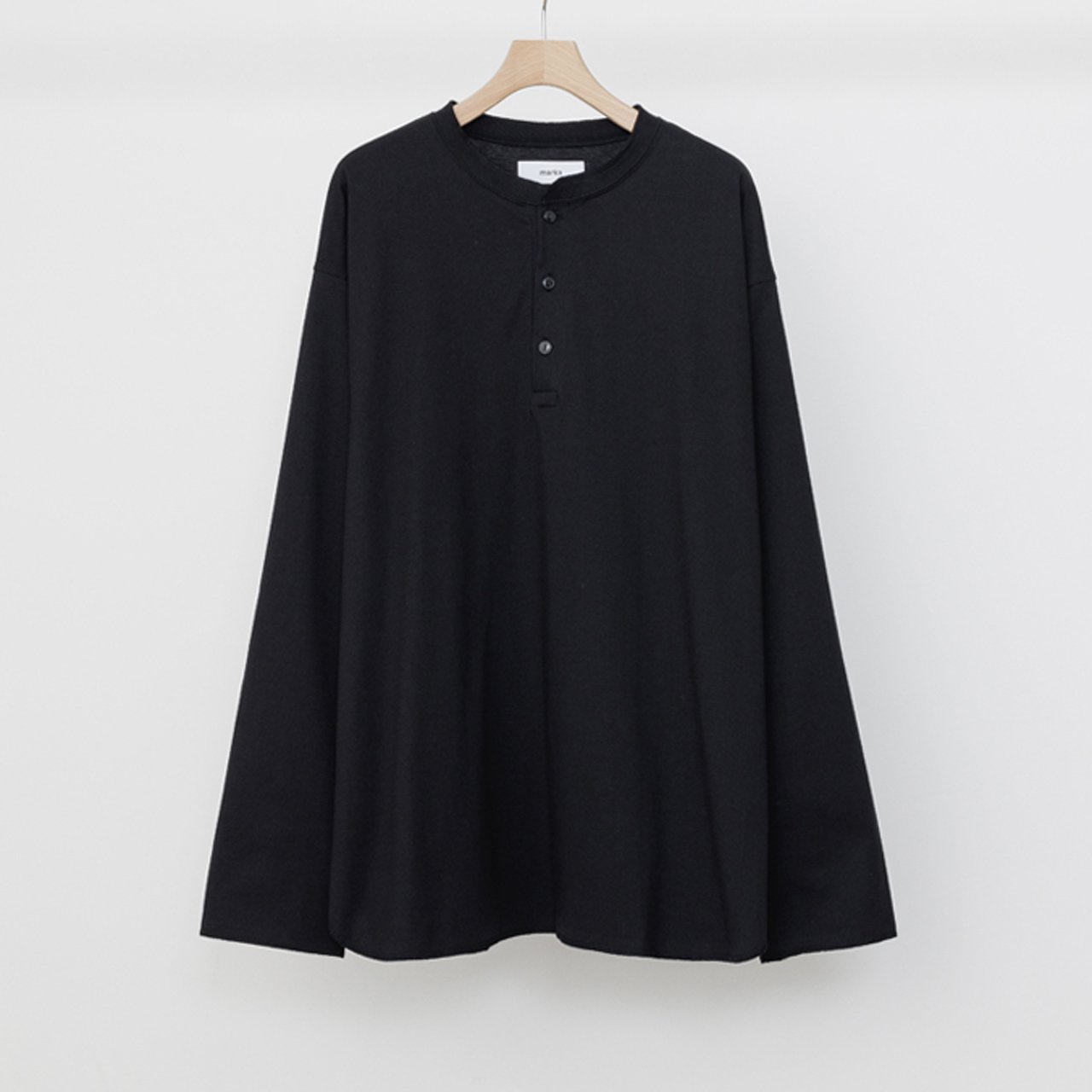 <img class='new_mark_img1' src='https://img.shop-pro.jp/img/new/icons5.gif' style='border:none;display:inline;margin:0px;padding:0px;width:auto;' />marka (マーカ)｜HENLEY NECK TEE BLACK -40/2 ORGANIC COTTON KNIT-
