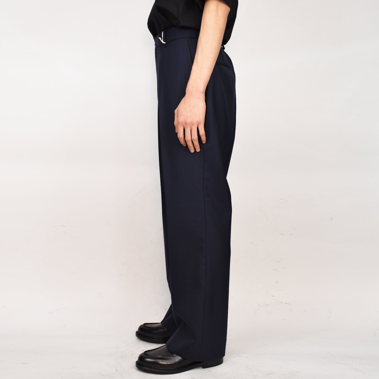 <img class='new_mark_img1' src='https://img.shop-pro.jp/img/new/icons5.gif' style='border:none;display:inline;margin:0px;padding:0px;width:auto;' />MARKAWARE (ޡ)FLAT FRONT FLARE TROUSERS NAVY -ORGANIC WOOL TROPICAL-