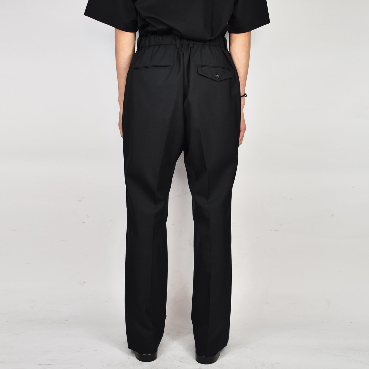 MARKAWARE (マーカウェア)｜FLAT FRONT FLARE TROUSERS BLACK 正規取扱 