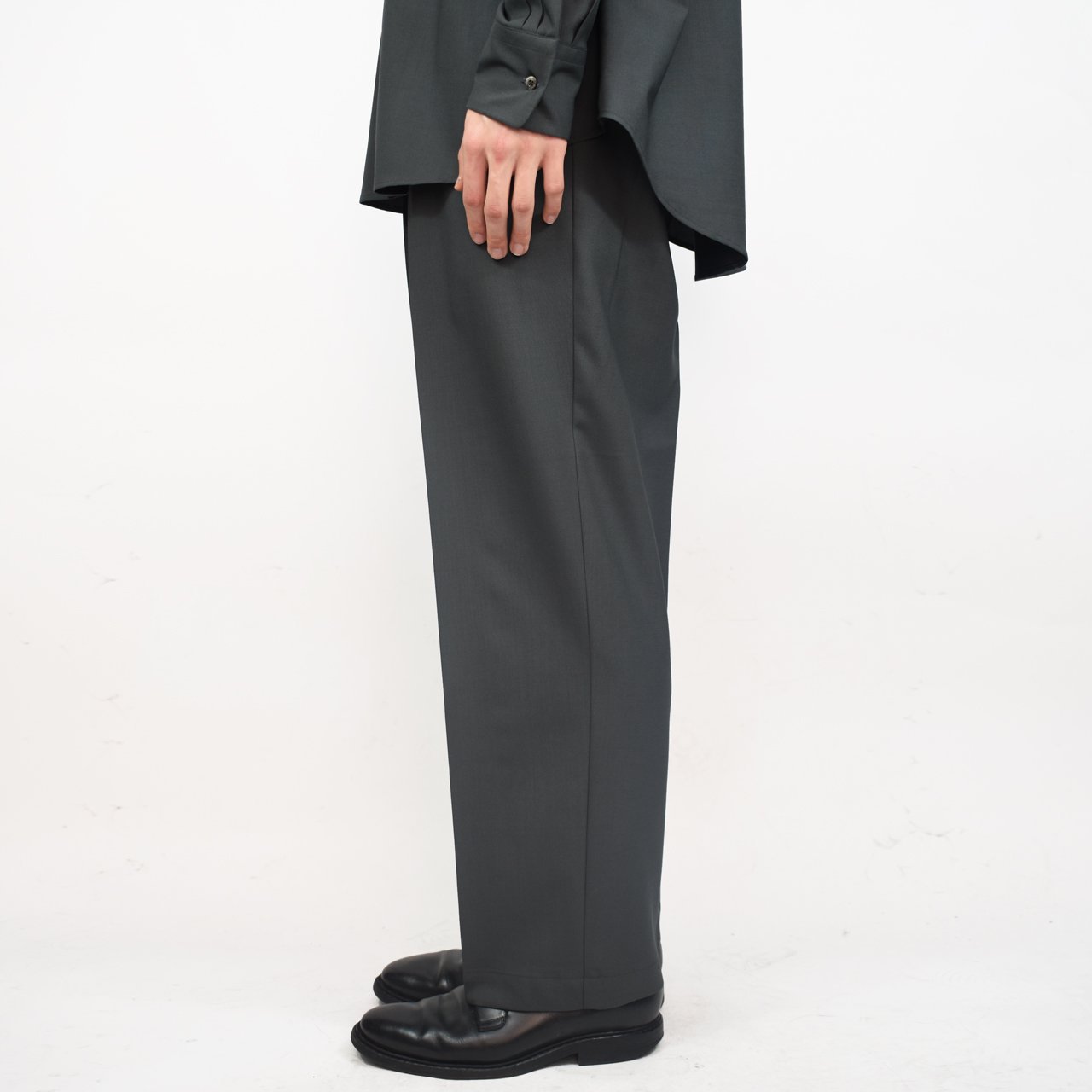 <img class='new_mark_img1' src='https://img.shop-pro.jp/img/new/icons5.gif' style='border:none;display:inline;margin:0px;padding:0px;width:auto;' />MARKAWARE (ޡ)CLASSIC FIT EASY PANTS OLIVE -ORGANIC WOOL 2/80 TROPICAL-