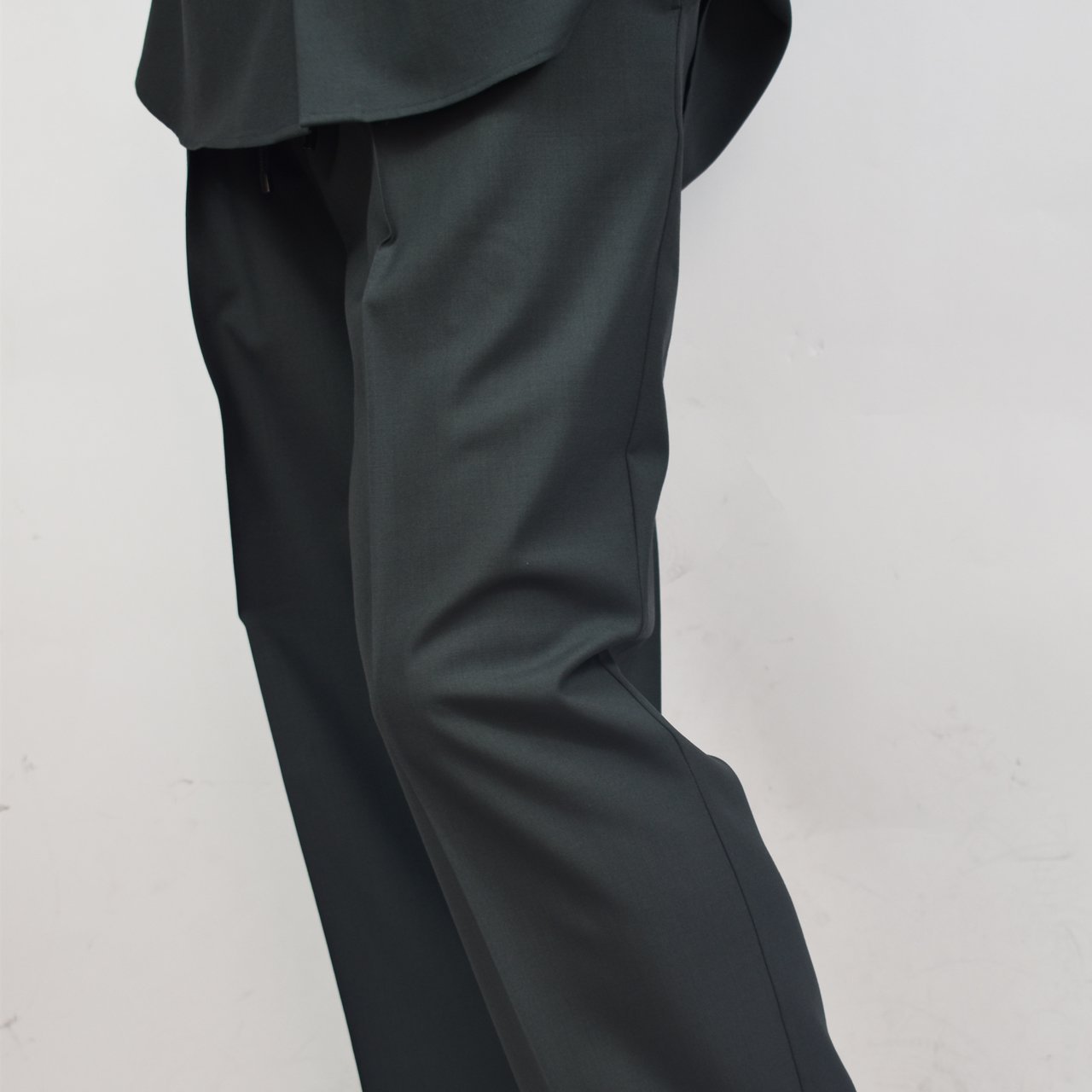 <img class='new_mark_img1' src='https://img.shop-pro.jp/img/new/icons5.gif' style='border:none;display:inline;margin:0px;padding:0px;width:auto;' />MARKAWARE (ޡ)CLASSIC FIT EASY PANTS OLIVE -ORGANIC WOOL 2/80 TROPICAL-