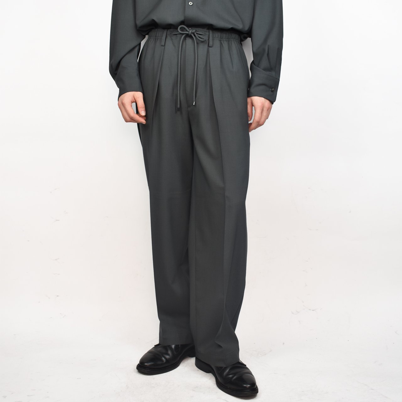 <img class='new_mark_img1' src='https://img.shop-pro.jp/img/new/icons5.gif' style='border:none;display:inline;margin:0px;padding:0px;width:auto;' />MARKAWARE (ޡ)CLASSIC FIT EASY PANTS OLIVE -ORGANIC WOOL 2/80 TROPICAL-