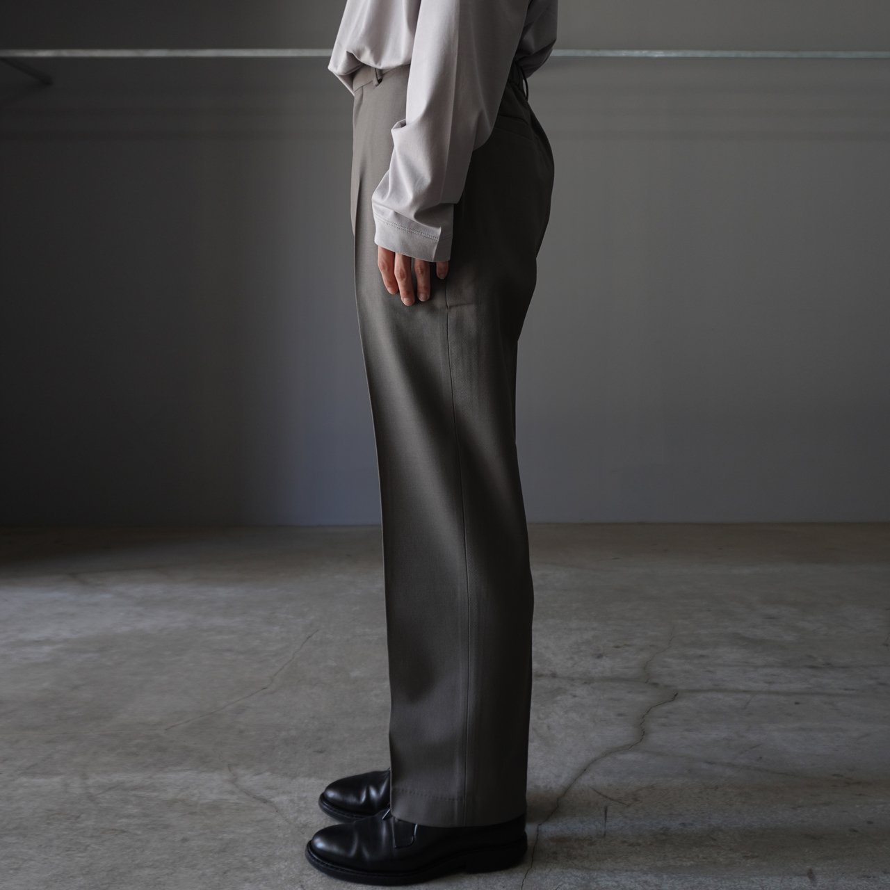 <img class='new_mark_img1' src='https://img.shop-pro.jp/img/new/icons5.gif' style='border:none;display:inline;margin:0px;padding:0px;width:auto;' />MARKAWARE (ޡ)FLAT TAPERED TROUSERS GRAY -ORGANIC WOOL SURVIVAL CLOTH-