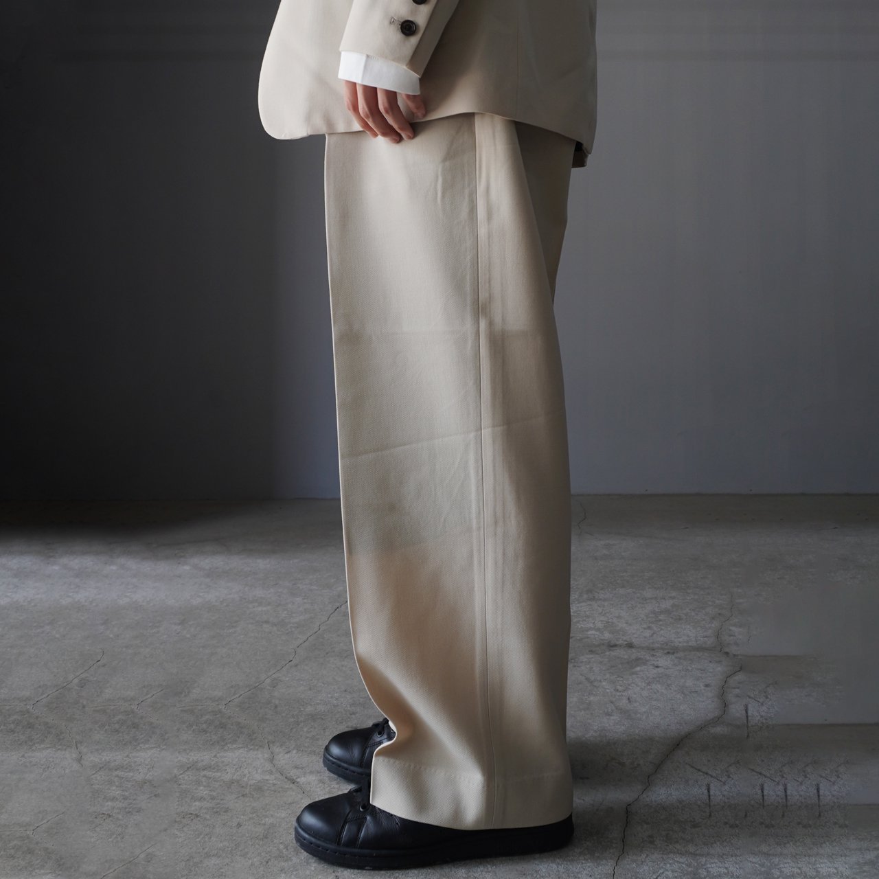 <img class='new_mark_img1' src='https://img.shop-pro.jp/img/new/icons5.gif' style='border:none;display:inline;margin:0px;padding:0px;width:auto;' />MARKAWARE (ޡ)DOUBLE PLEATED TROUSERS DIRTY WHITE
 -ORGANIC WOOL SURVIVAL CLOTH-