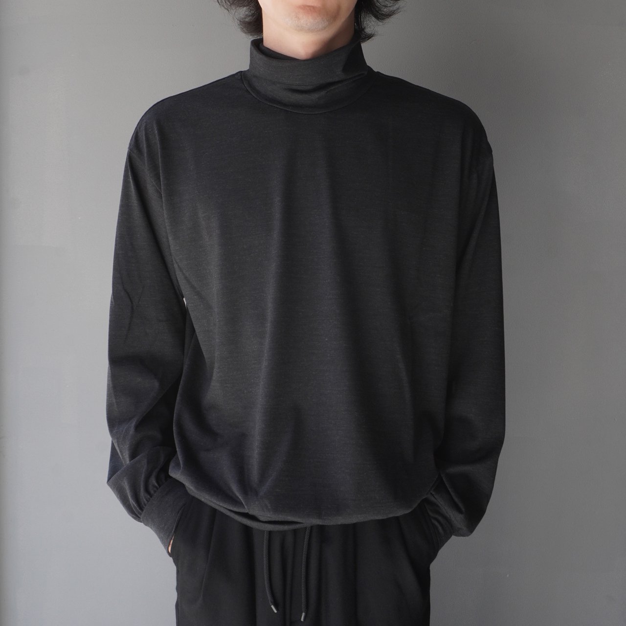 <img class='new_mark_img1' src='https://img.shop-pro.jp/img/new/icons5.gif' style='border:none;display:inline;margin:0px;padding:0px;width:auto;' />marka (ޡ)TURTLE NECK TOP CHARCOAL -2/72 WOOL SINGLE JERSEY WASHABLE-