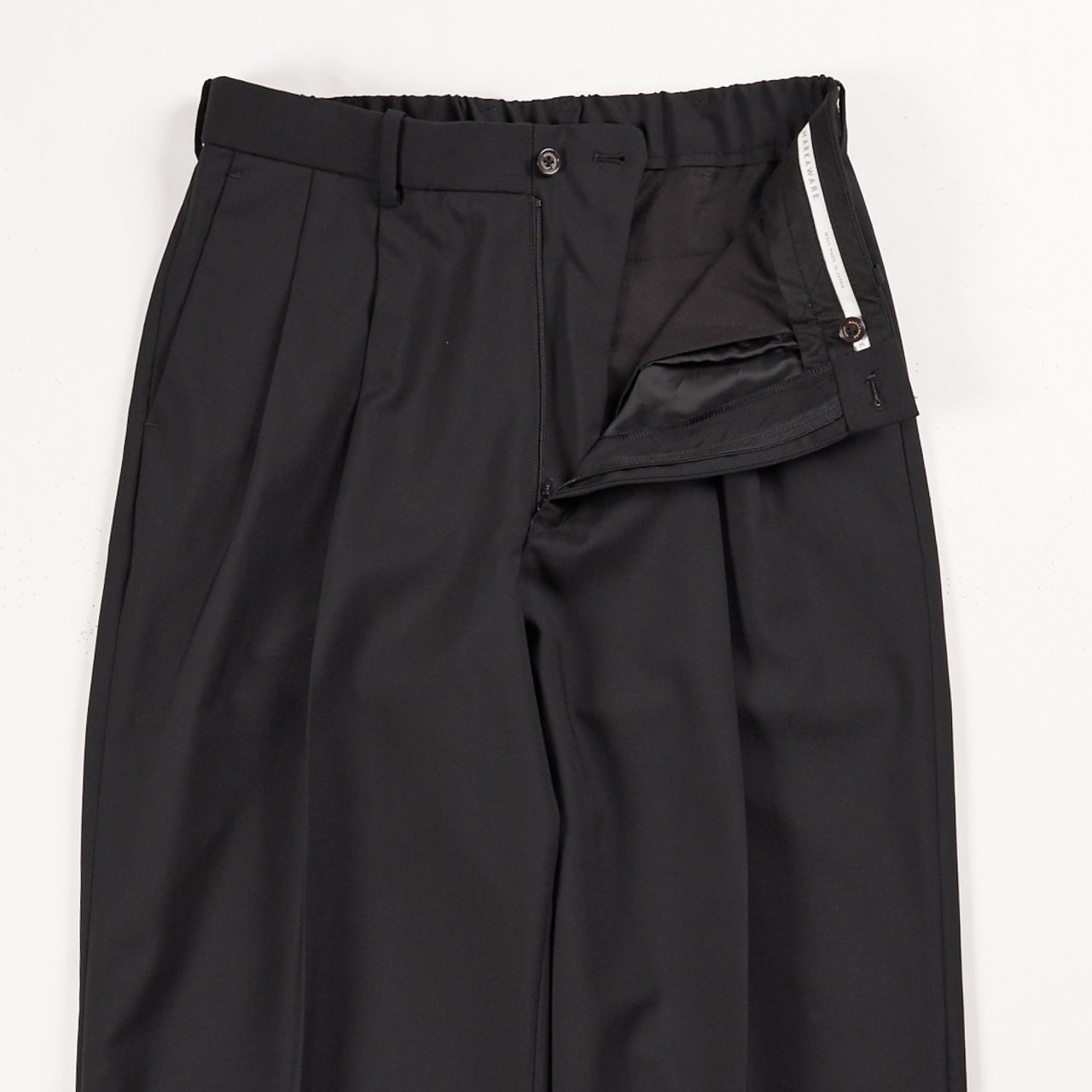 <img class='new_mark_img1' src='https://img.shop-pro.jp/img/new/icons5.gif' style='border:none;display:inline;margin:0px;padding:0px;width:auto;' />MARKAWARE (ޡ)CLASSIC FIT DOUBLE PLEATED TROUSERS BLACK -ORGANIC WOOL 2/80 TROPICAL-