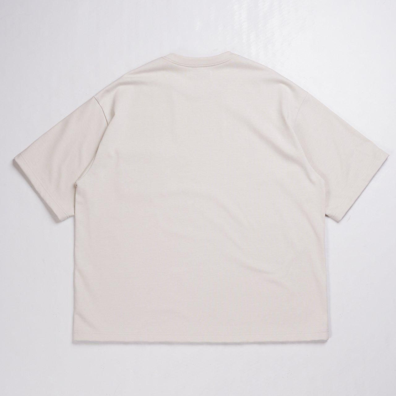 <img class='new_mark_img1' src='https://img.shop-pro.jp/img/new/icons5.gif' style='border:none;display:inline;margin:0px;padding:0px;width:auto;' />marka (マーカ)｜LOOSE FIT POCKET TEE OFF WHITE -20//1 RECYCLE SUVIN ORGANIC COTTON KNIT-
