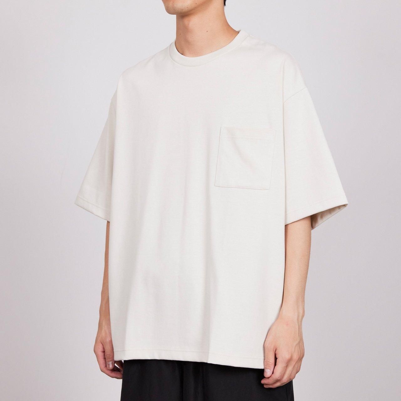<img class='new_mark_img1' src='https://img.shop-pro.jp/img/new/icons5.gif' style='border:none;display:inline;margin:0px;padding:0px;width:auto;' />marka (マーカ)｜LOOSE FIT POCKET TEE OFF WHITE -20//1 RECYCLE SUVIN ORGANIC COTTON KNIT-