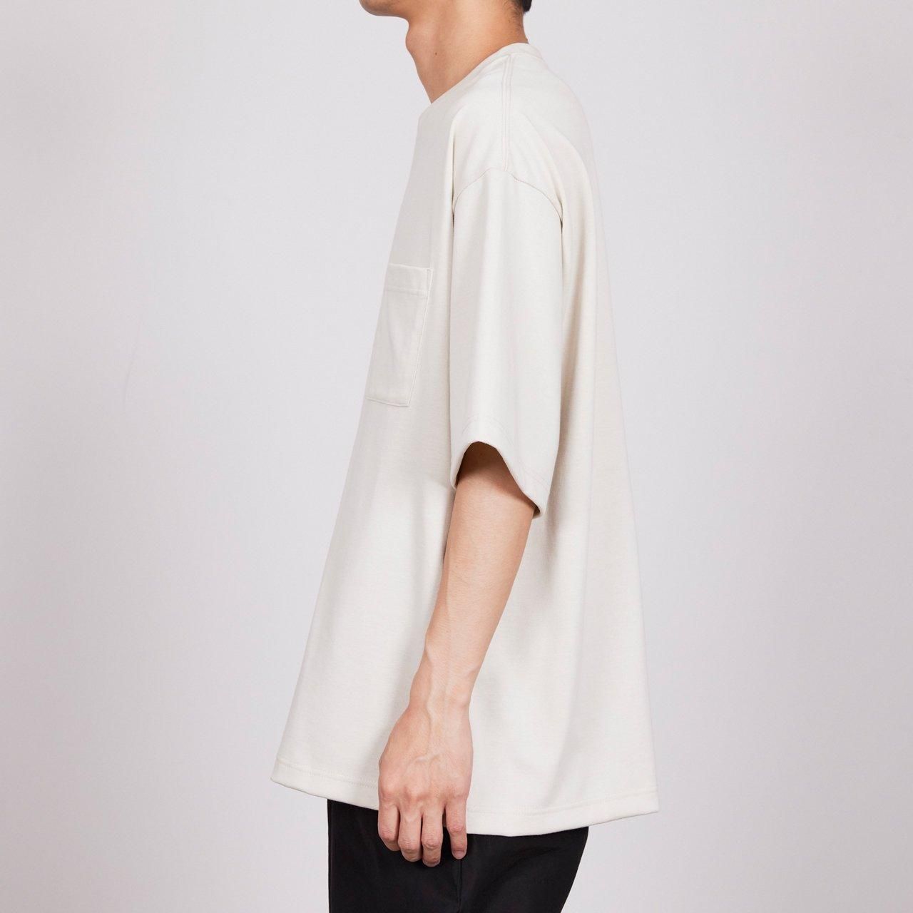 <img class='new_mark_img1' src='https://img.shop-pro.jp/img/new/icons5.gif' style='border:none;display:inline;margin:0px;padding:0px;width:auto;' />marka (マーカ)｜LOOSE FIT POCKET TEE OFF WHITE -20//1 RECYCLE SUVIN ORGANIC COTTON KNIT-