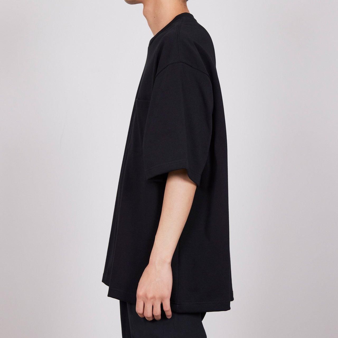 <img class='new_mark_img1' src='https://img.shop-pro.jp/img/new/icons5.gif' style='border:none;display:inline;margin:0px;padding:0px;width:auto;' />marka (マーカ)｜LOOSE FIT POCKET TEE BLACK -20//1 RECYCLE SUVIN ORGANIC COTTON KNIT-