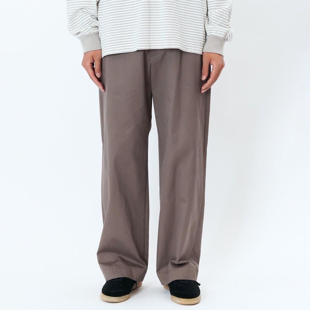 <img class='new_mark_img1' src='https://img.shop-pro.jp/img/new/icons5.gif' style='border:none;display:inline;margin:0px;padding:0px;width:auto;' />20%OFF UNIVERSAL PRODUCTS (˥Сץ)NO TUCK CHINO TROUSERS CHARCOAL