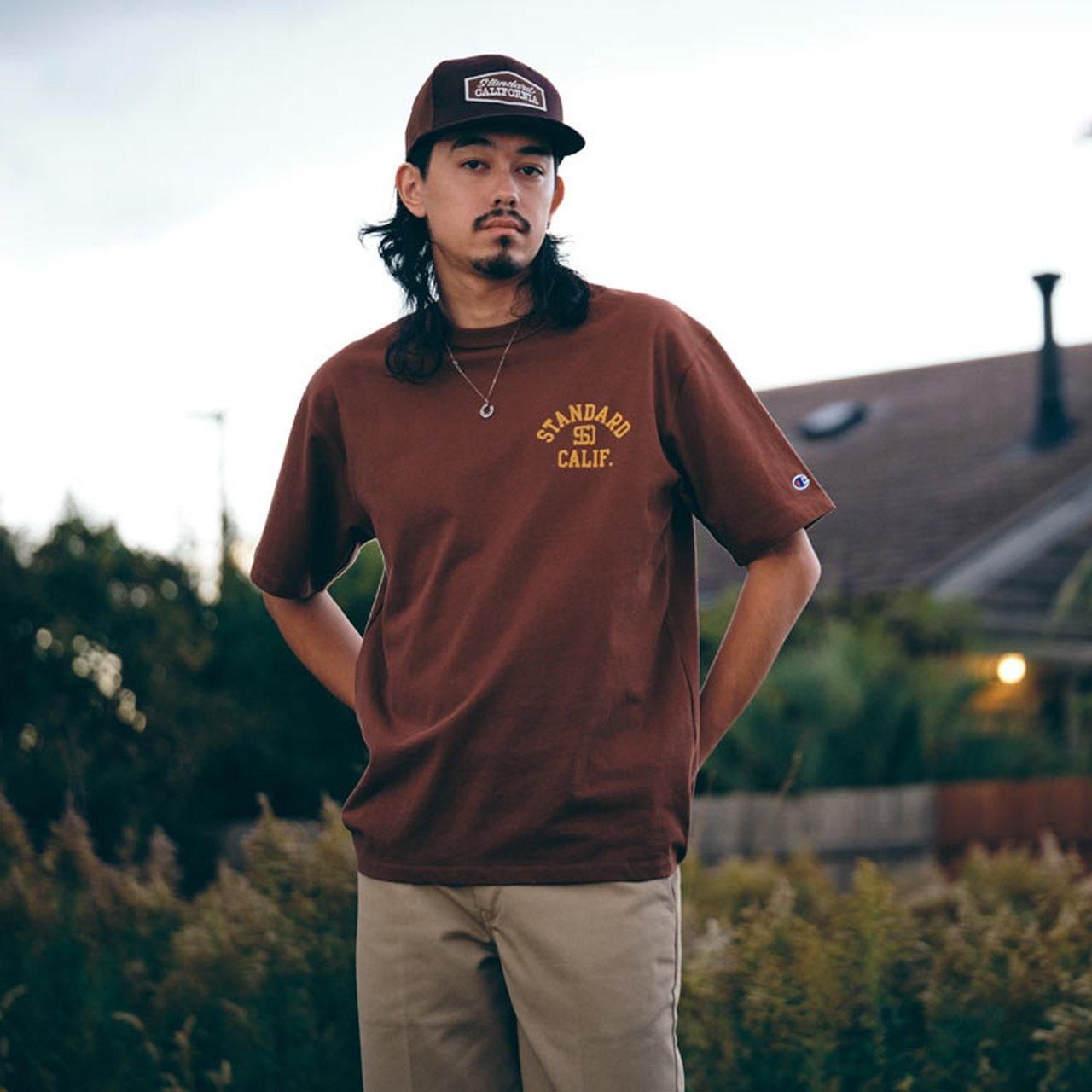 <img class='new_mark_img1' src='https://img.shop-pro.jp/img/new/icons5.gif' style='border:none;display:inline;margin:0px;padding:0px;width:auto;' />STANDARD CALIFORNIA ( ե˥)Champion for SD Exclusive Heavyweight Logo Tee Brown