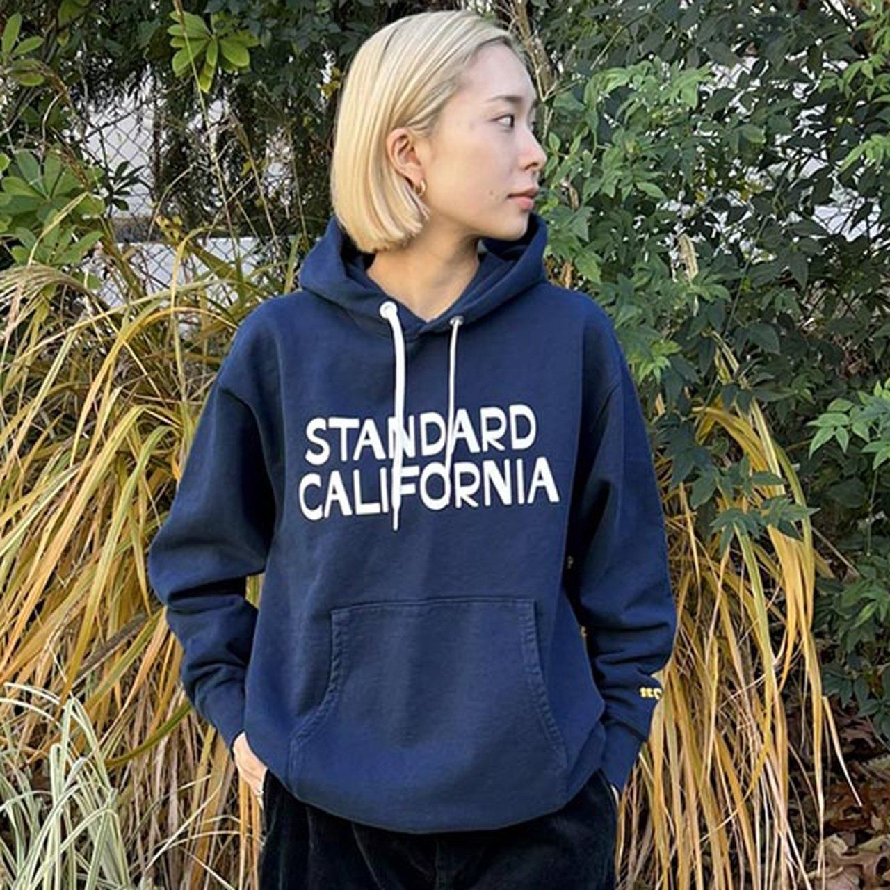 <img class='new_mark_img1' src='https://img.shop-pro.jp/img/new/icons5.gif' style='border:none;display:inline;margin:0px;padding:0px;width:auto;' />STANDARD CALIFORNIA ( ե˥)Jeff for SD Logo Hood Sweat Navy