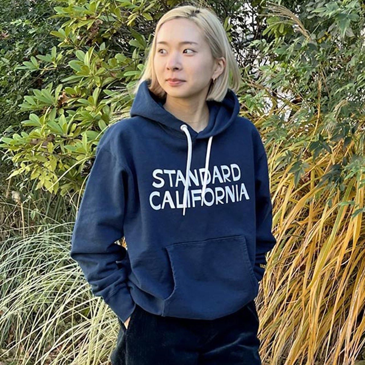 <img class='new_mark_img1' src='https://img.shop-pro.jp/img/new/icons5.gif' style='border:none;display:inline;margin:0px;padding:0px;width:auto;' />STANDARD CALIFORNIA ( ե˥)Jeff for SD Logo Hood Sweat Navy