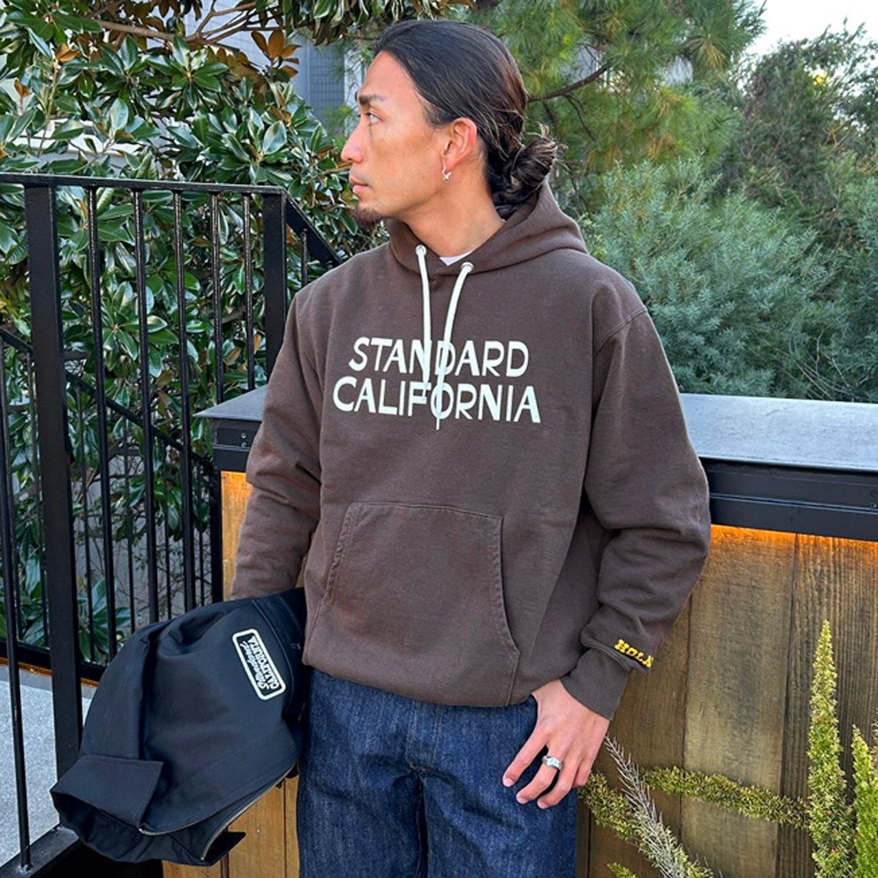 <img class='new_mark_img1' src='https://img.shop-pro.jp/img/new/icons5.gif' style='border:none;display:inline;margin:0px;padding:0px;width:auto;' />30%OFF STANDARD CALIFORNIA (スタンダード カリフォルニア)｜Jeff for SD Logo Hood Sweat
Brown