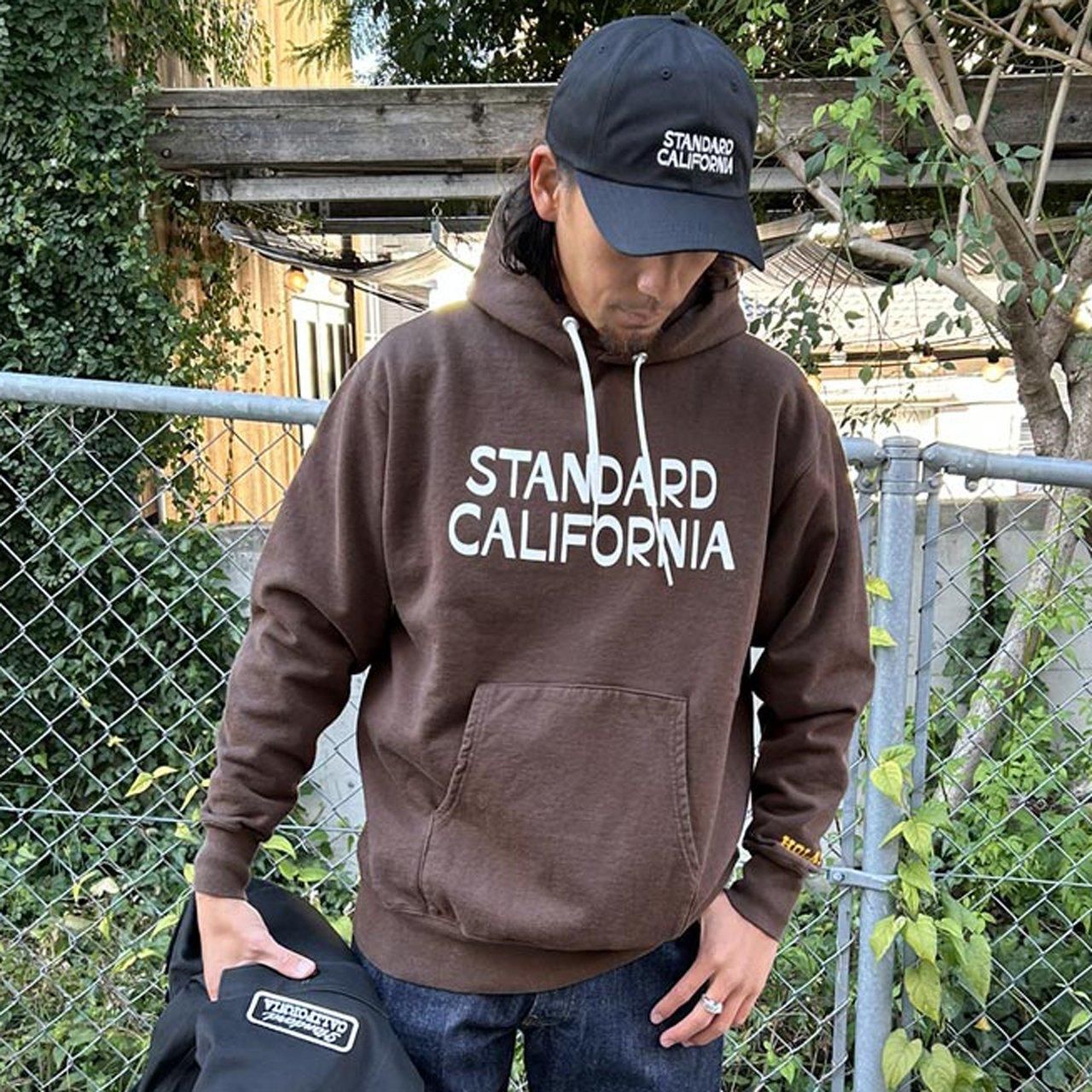 <img class='new_mark_img1' src='https://img.shop-pro.jp/img/new/icons5.gif' style='border:none;display:inline;margin:0px;padding:0px;width:auto;' />30%OFF STANDARD CALIFORNIA (スタンダード カリフォルニア)｜Jeff for SD Logo Hood Sweat
Brown