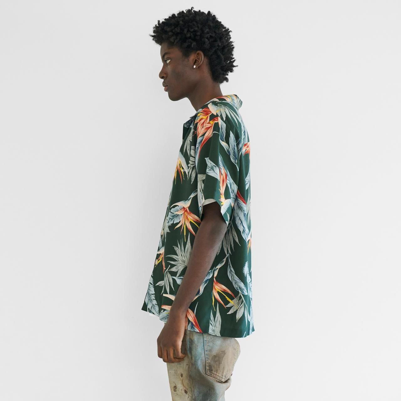 <img class='new_mark_img1' src='https://img.shop-pro.jp/img/new/icons5.gif' style='border:none;display:inline;margin:0px;padding:0px;width:auto;' />MLVINCE () | FLORAL LUX S/S SHIRTS GREEN