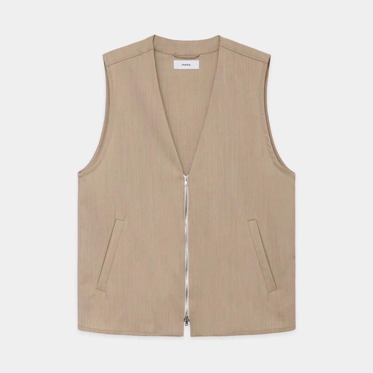 <img class='new_mark_img1' src='https://img.shop-pro.jp/img/new/icons5.gif' style='border:none;display:inline;margin:0px;padding:0px;width:auto;' />marka (ޡ)ZIP VEST BEIGE -2/60 WOOL TROPICAL MELANGE-
