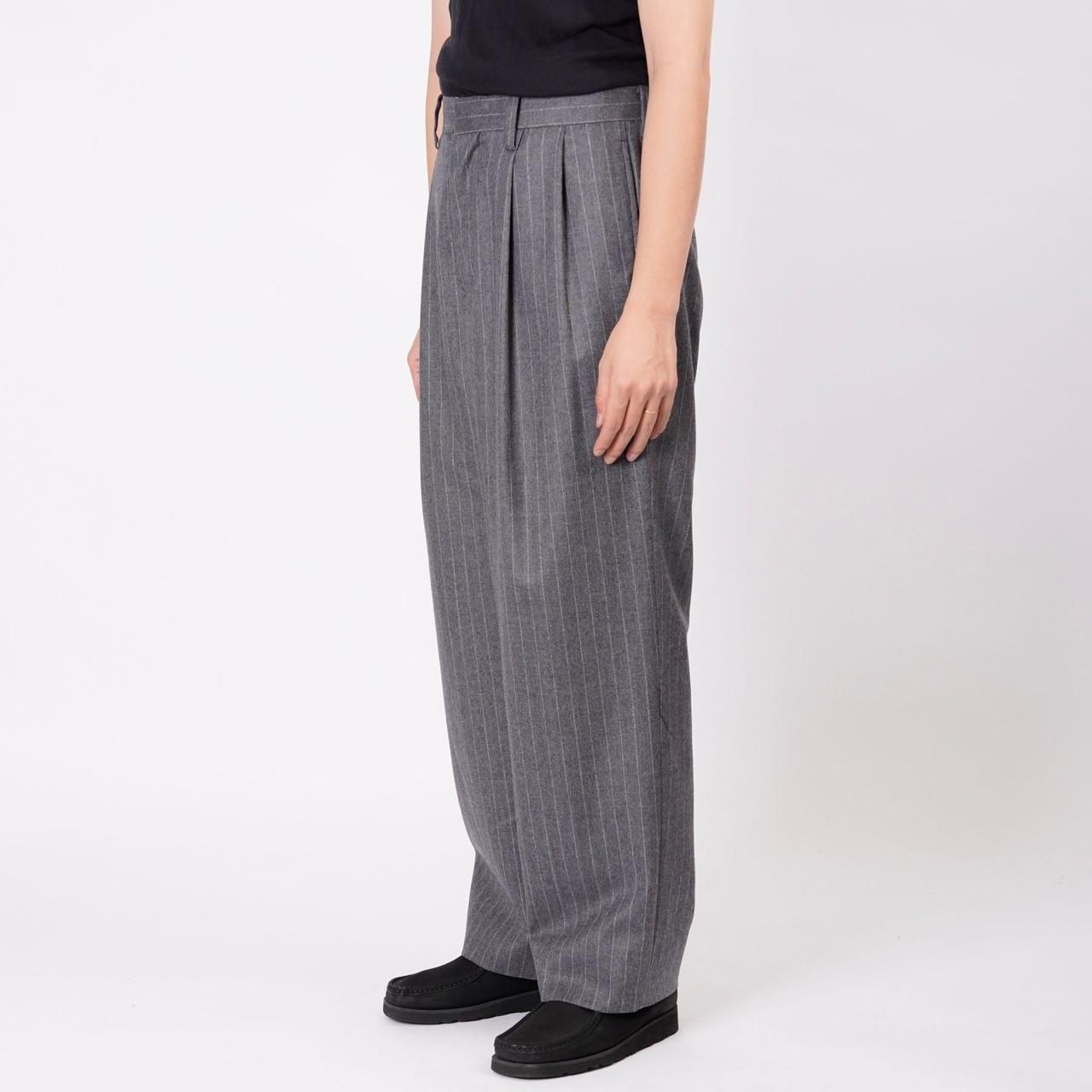 <img class='new_mark_img1' src='https://img.shop-pro.jp/img/new/icons5.gif' style='border:none;display:inline;margin:0px;padding:0px;width:auto;' />UNIVERSAL PRODUCTS (˥Сץ)WOOL 2 TUCK TROUSERS GRAY STRIPE