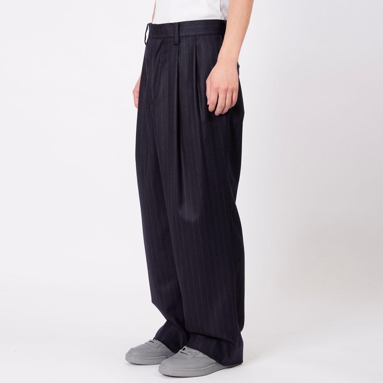 <img class='new_mark_img1' src='https://img.shop-pro.jp/img/new/icons5.gif' style='border:none;display:inline;margin:0px;padding:0px;width:auto;' />UNIVERSAL PRODUCTS (˥Сץ)WOOL 2 TUCK TROUSERS NAVY STRIPE