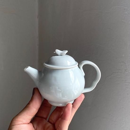 稲村真耶 白磁茶壺(鳥蓋) - Rikka Knot うつわ・こまもの屋 稲村真耶 白磁茶壺(鳥蓋) - Rikka Knot うつわ・こまもの屋