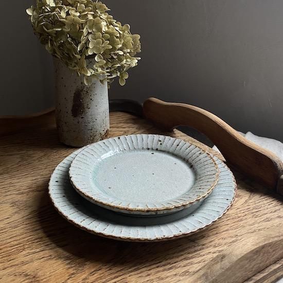 伊藤豊 花しのぎ 5寸リムプレート 粉引 - Rikka Knot うつわ・こまもの