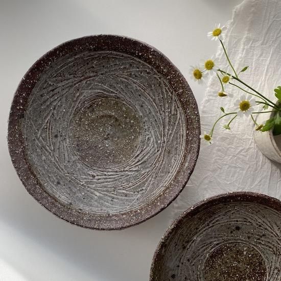 井上茂 荒彫り三島 6寸皿 (C) - Rikka Knot うつわ・こまもの屋 井上茂 荒彫り三島 6寸皿 (C) - Rikka Knot うつわ・こまもの屋