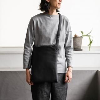 <img class='new_mark_img1' src='https://img.shop-pro.jp/img/new/icons13.gif' style='border:none;display:inline;margin:0px;padding:0px;width:auto;' />ERA.EO SHRINK RE:FLAT BAG BLACKɡΥ֥å