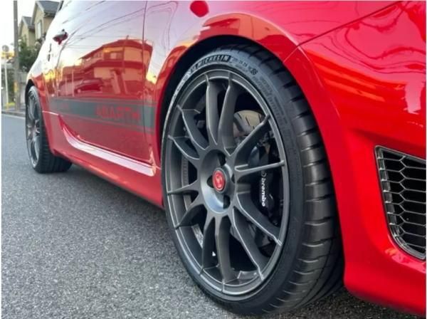 アバルト595にBIPOSTO 18インチホイール装着中/UNLIMITED