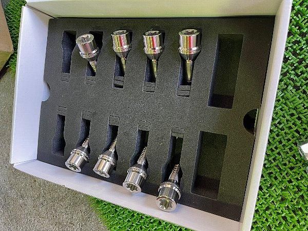 ABARTH695 BIPOSTO ホイール チタンボルト比較/UNLIMITED