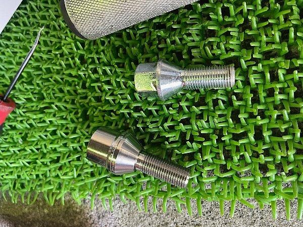 ABARTH695純正BIPOSTO 18INCHホイール用 チタンボルト装着/UNLIMITED