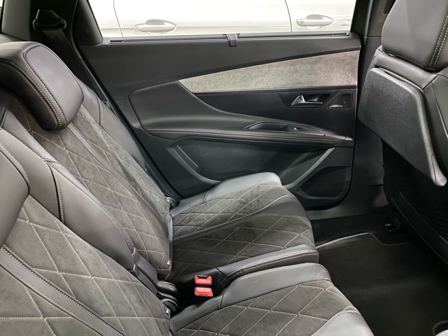 5008（2019年）【プジョー】の後部座席（R82）