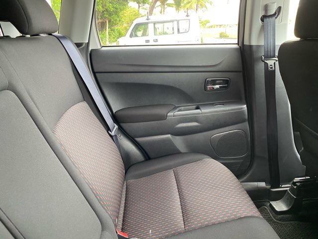 三菱RVR（2018）の後部座席 角度18°
