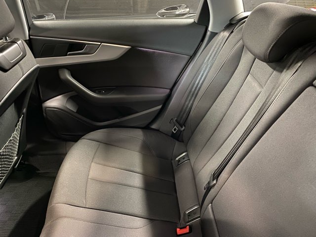 A4-アバント（B9系・2018年）【アウディ】の後部座席