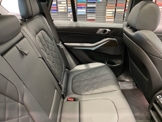 X5（2022）BMWの後部座席 角度