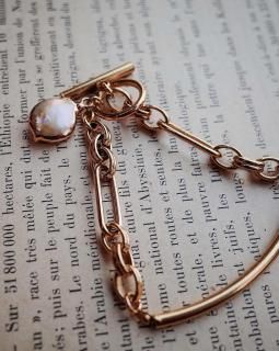 <img class='new_mark_img1' src='https://img.shop-pro.jp/img/new/icons14.gif' style='border:none;display:inline;margin:0px;padding:0px;width:auto;' />SentiCaro freshwauer pearl charm bracelet