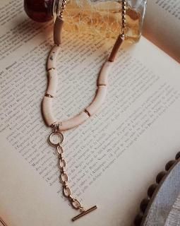 <img class='new_mark_img1' src='https://img.shop-pro.jp/img/new/icons14.gif' style='border:none;display:inline;margin:0px;padding:0px;width:auto;' />SentiCaro pottery beads  gold chain necklace
