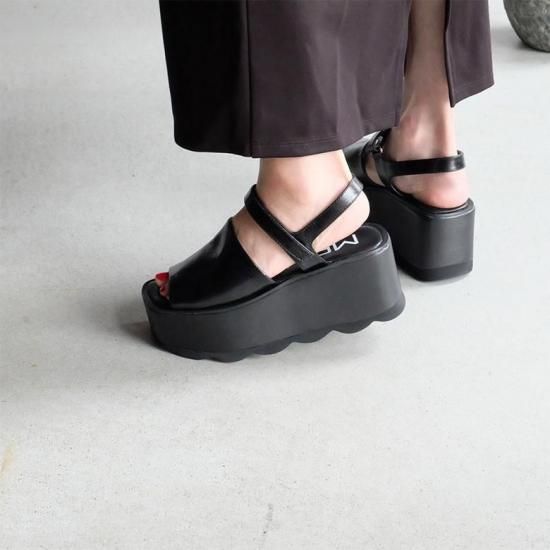 MANA マナ 厚底ストラップサンダル（mana532158）