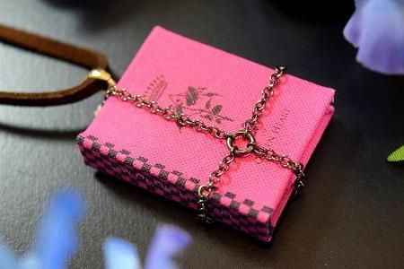 君衣 ハートの女王陛下による法律書 魔法書ペンダント 子猫堂