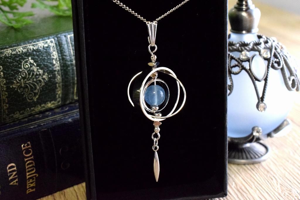 アミュレットネックレス3WAY！K18WG、7色の光が導くお守り