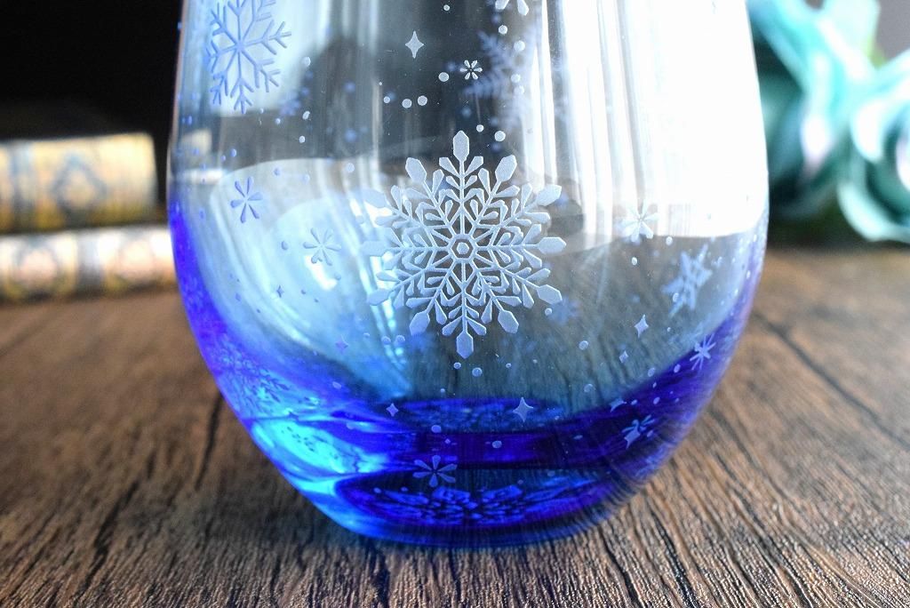 赤いリボンを巻いた白猫 ヴィンテージ ステンドグラス レア 丸型 ブルー 青 ART空】「彩香・舞雪華（青）」グラス（受注制作/納期約2週間） - 子猫堂